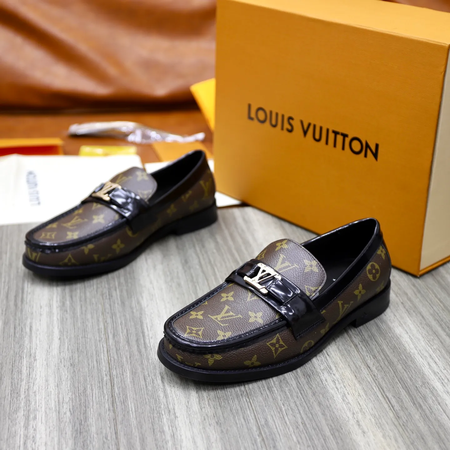 Men's shoes 💰: 💰900LV Louis Vuitton slip-on loafers, top quality products produced in Dongguan, ready for sale! This LV Glove loafer is made of selected soft cowhide, with a slightly wrinkled leather surface and a very high-end texture. Each pair is unique. The leather surface is light and soft, with a fine texture and good luster. It is a classic loafer style, with exquisite handmade mark stitching on the toe, and a square toe configuration to highlight the classic style. The horizontal band has hot-printed LV three-dimensional letters, semi-solid handcrafts and a genuine leather outsole, and a rubber patch on the heel to create wear-resistant performance and comfort. One of the must-have loafers for men! Comes with full original packaging! Code number: 38-39-40-41-42-43-44 (38, 45, 46 customized) standard leather shoe code